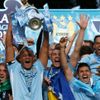 Vincent Kompany zvedá nad hlavu trofej pro vítěze anglické Premier League
