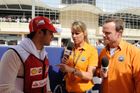 Felipe Massu před závodem jako televizní reportér zpovídal i jeho bývalý kolega z F1, brazilský krajan Rubens Barrichello (vpravo).