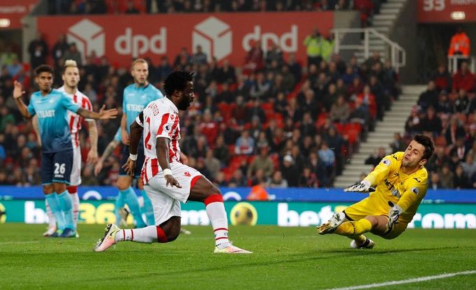 Bony Wilfried střílí branku v dresu Stoke City.