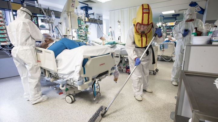Počet hospitalizovaných s covidem v Česku klesá, je jich nejméně od 21. února