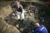 Experti z Mezinárodní komise pro hledání pohřešovaných osob odkrývají masový hrob popravených Bosňáků ze Srebrenice.