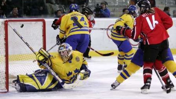 Švédská gólmanka Kim Martinová v akci během finálového utkání olympijského turnaje v Turíně s Kanadou.