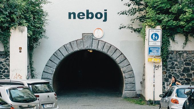 Neboj. Nápis na vstupu do žižkovského tunelu vytvořil brněnský streetartový umělec Timo.