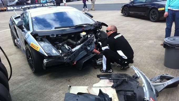 Adrian Newey zničil celý předek Lamborghini. Podívejte se v galerii na to, jak se mu to povedlo a také na jeho další havárie i vítězné monoposty, které navrhl.