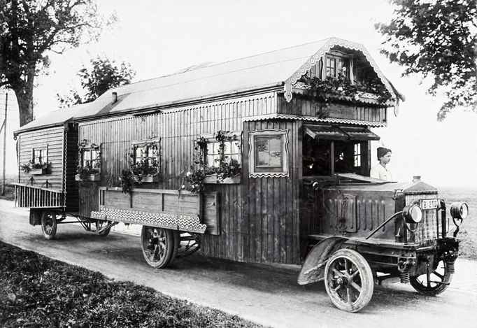 Obytný vůz v Německu v roce 1922. Archivní fotografie obytného vozu.