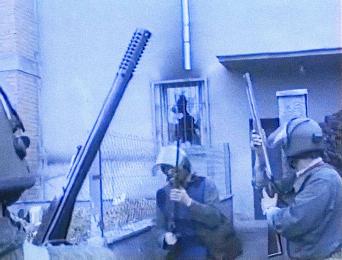 Fotoreprodukce z dobového VHS videozáznamu policejních složek ČSSR, který zachytil potlačení vzpoury vězňů ve věznici Leopoldov v březnu roku 1990.