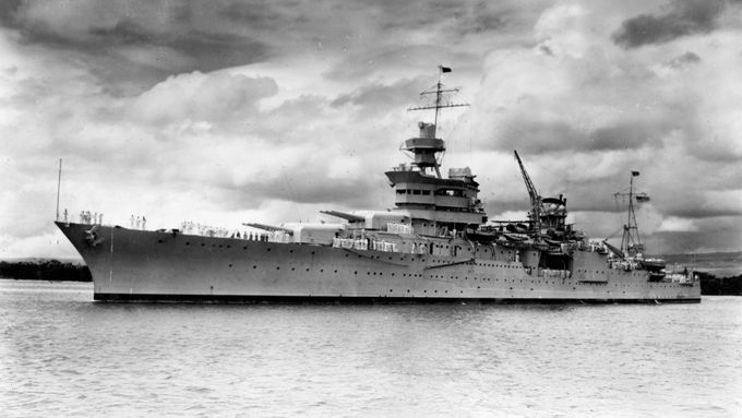 Americký křižník USS Indianapolis, který byl potopen 30. července 1945, na archivním záběru z Pearl Harboru.