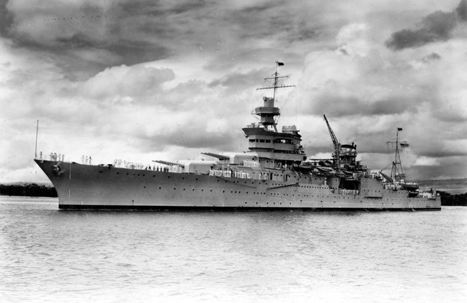 Americký křižník USS Indianapolis, který byl potopen 30. července 1945, na archivním záběru z Pearl Harboru.