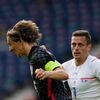 Luka Modrič a Tomáš Holeš v zápase Chorvatsko - Česko na ME 2020