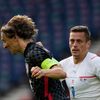 Luka Modrič a Tomáš Holeš v zápase Chorvatsko - Česko na ME 2020