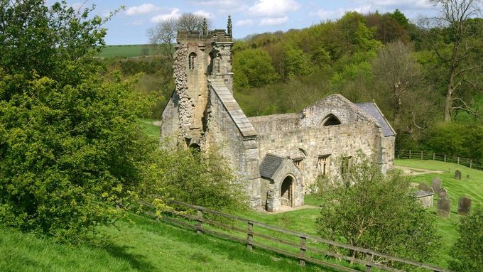 Pozůstatky středověké vesnice Wharram Percy.