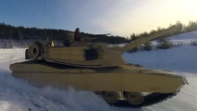 Američtí vojáci se u městečka Rena v Norsku učili, jak uřídit tank v těžkých přírodních podmínkách. Na led se vydali s tanky Abrams a Leopard.