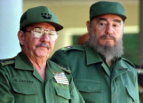 Bývalí kubánští lídři - bratři Fidel (vpravo) a Raúl Castrovi na snímku z roku 1996.