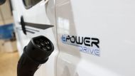 Upravený obytný vůz má dva elektromotory a baterii s kapacitou 35 kWh, která se dá dobít za tři hodiny. Je jasné, že něco podobného by pro cestu na dovolenou nestačilo, a kvůli tomu je tu ještě spalovací Wankelův motor, který umí v případě potřeby elektřinu vyrobit.