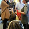 Carla Bruni-Sarkozy při návštěvě dětské kliniky v Garchesu