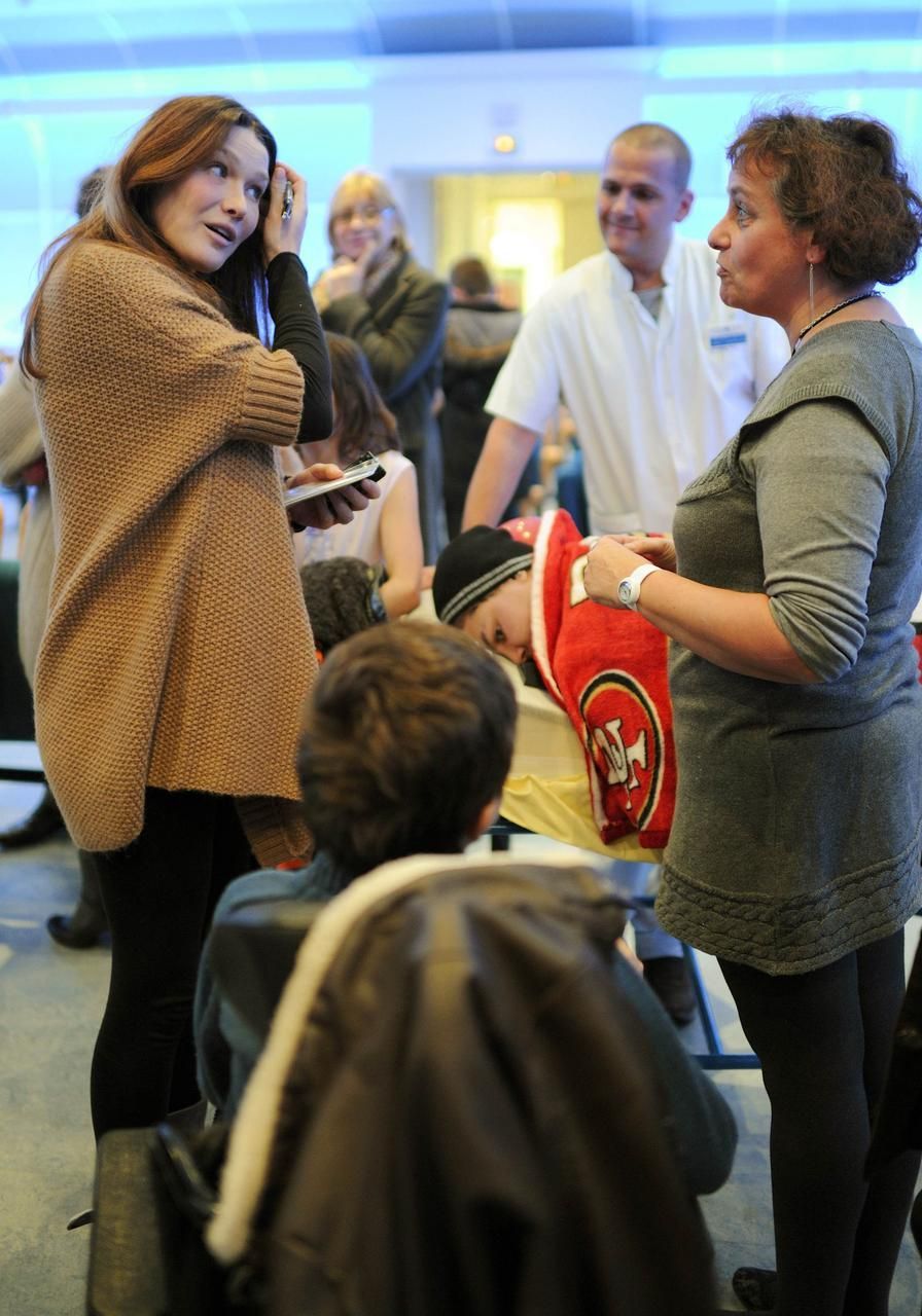 Carla Bruni-Sarkozy při návštěvě dětské kliniky v Garchesu
