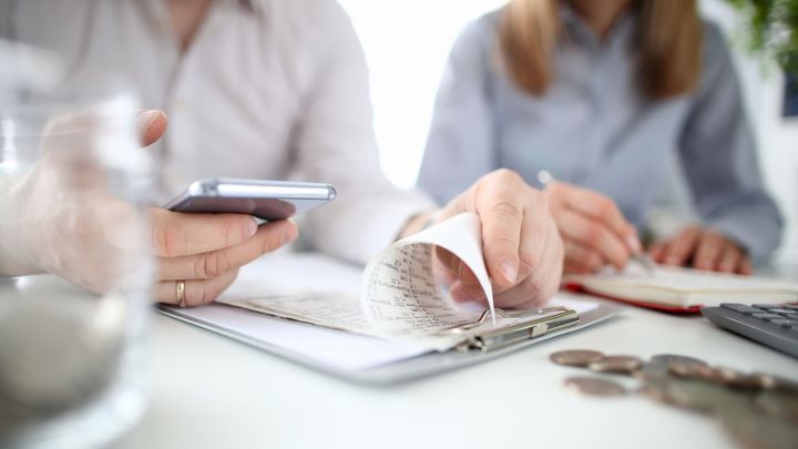 Příjmy dvou třetin domácností zůstaly stejné, čtvrtině kvůli omezením poklesly