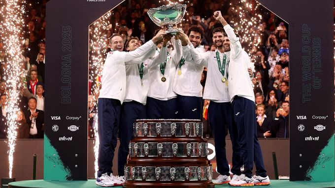 Italští tenisté slaví po finálové výhře nad Španělskem vítězství v Davis Cupu.