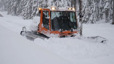 Zavátá Šumava pohledem z rolby. Tak se obnovují běžkařské trasy u Kvildy