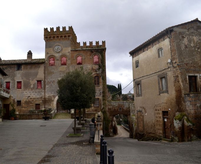 Zámek Castello di Blera se nachází v centru vesnice Civitella Cesi. Byl postaven v první polovině jedenáctého století a stále jsou zde k vidění znaky středověkého opevněn