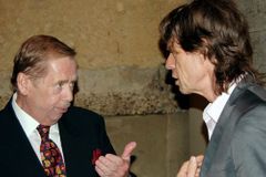 Havel i Jagger tleskali hře o Plasticích