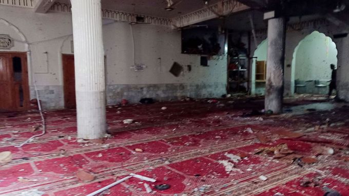 Vnitřek mešity v Péšávaru po výbuchu bomby.