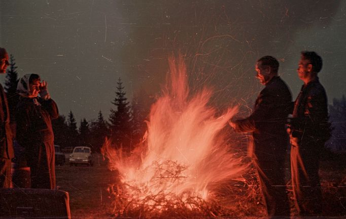 Turisté u ohně v Tatranské Lomnici. Rok 1958