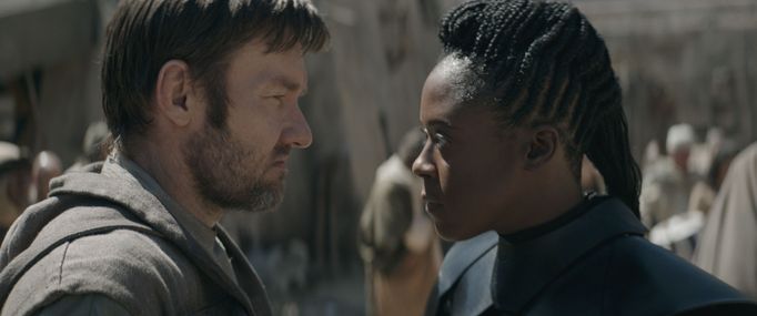 Joel Edgerton jako Owen Lars a Moses Ingramová coby Reva.