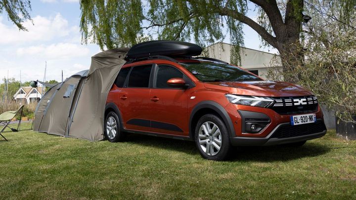 "Obytná" Dacia Jogger dorazila do Česka. Je to levná cesta, jak přespat v autě
