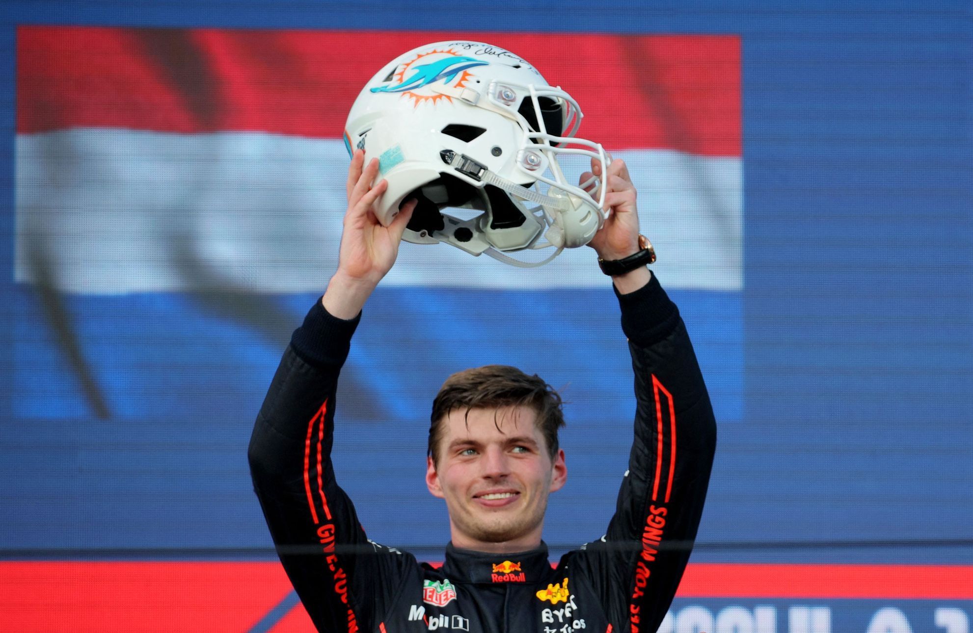 Max Verstappen z Red Bullu s helmou Miami Dolphin v cíli VC Miami formule 1 2022