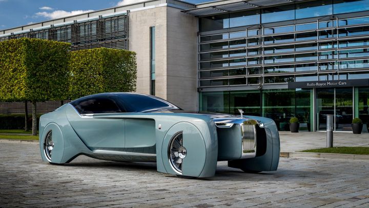 Rolls-Royce chystá vlastní elektromobil. Dobíjet ho bude robotická ruka