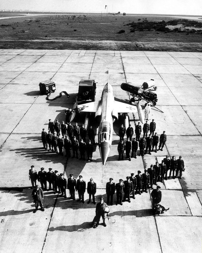 Letoun Lockheed F 104 Starfighter s pilotem a servisním týmem v Západním Německu, rok 1968.