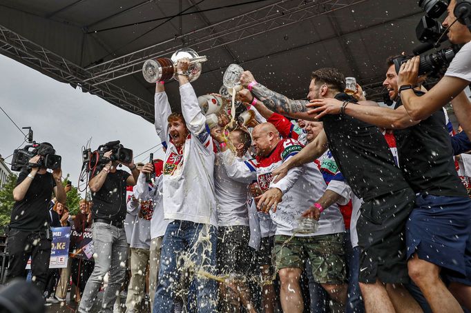 Průřez tvorbou fotografa HN Honzy Mudry za rok 2024.