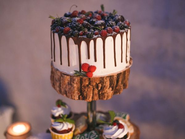 Svatební dorty, které jsou tento rok trendy: Co říkáte na černou barvu, nebo koblihy?