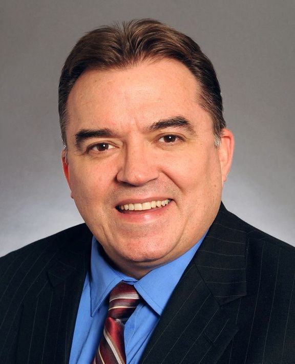 Místní senátor John Hoffman byl při útoku postřelen, stejně tak jeho manželka.