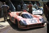 Roku 1971 se růžovou pyšnil legendární vůz Porsche 917/20. Posádce Reinhold Jöst, Willi Kauhsen ovšem tato barva štěstí nepřinesla, Němci obsadili až 32. místo.-