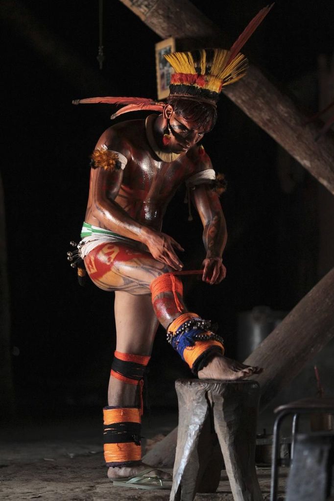 A Yawalapiti man paints his body with a mix of annatto or achiote seeds in the Xingu National Park, Mato Grosso State, May 7, 2012. In August the Yawalapiti tribe will hold the Quarup, which is a ritual held over several days to honour in death a person of great importance to them. This year the Quarup will be honouring two people - a Yawalapiti Indian who they consider a great leader, and Darcy Ribeiro, a well-known author, anthropologist and politician known for focusing on the relationship between native peoples and education in Brazil. Picture taken May 7, 2012. REUTERS/Ueslei Marcelino (BRAZIL - Tags: SOCIETY ENVIRONMENT) ATTENTION EDITORS - PICTURE 08 OF 28 FOR PACKAGE 'LIFE WITH THE YAWALAPITI TRIBE' Published: Kvě. 15, 2012, 5:09 odp.