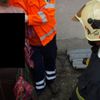 Hasiči vyprošťují ženu, která se po pádu ze schodů nabodla na plot