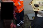 Hasiči vyprošťují ženu, která se po pádu ze schodů nabodla na plot