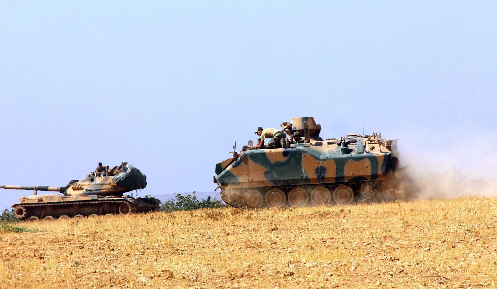 Turecký tank a obrněné vozidlo u hranice se Sýrií