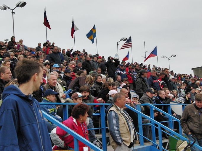 Pojďme však na stadion. Hlavní tribuny byly solidně zaplněné, vedlejší již trochu prořídlé. Někteří organizátoři to přičítali chladnému větrnému počasí, jiní vinili média. "Novináři schovaní za monitory a webové stránky odrazovali diváky, aby nechodili, neboť na Přilbu nepřijede absolutní špička ploché dráhy. Není to však pravda, z elity přijeli téměř všichni," říkali. Já nevím, já jsem nikoho neodrazovala, teda... Ale za monitor jsem schovaná celkem často...