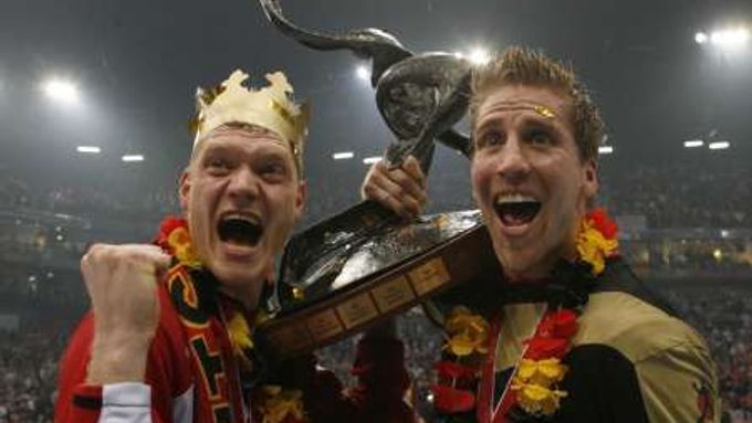 Německý gólman Johannes Bitter (vlevo) a Oliver Roggisch s trofejí pro házenkářské mistry světa.