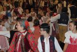 Česko-slovensko-maďarsko-bulharsko-srbský folklorní bál na festivalu Tradice Evropy 2014, jenž 8. listopadu skončil v Pardubicích.