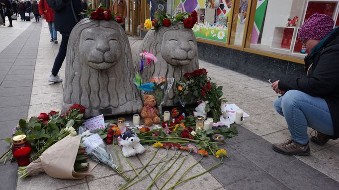 Pieta za oběti teroristického útoku ve Stockholmu.