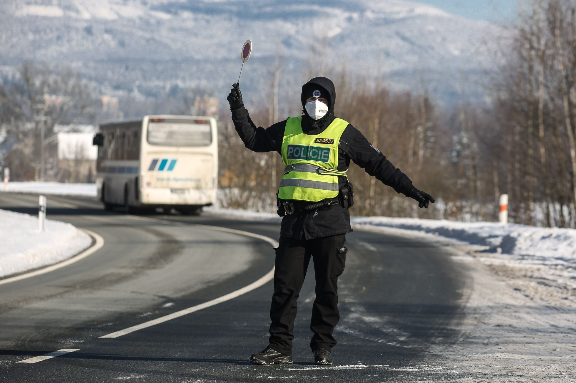 Policie, policista, kontroly, policejní kontrola, dopravní hlídka, koronavirus, doprava, nouzový stav, Sokolovsko, Chebsko, Trutnovsko