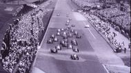 I když byl závod Indy 500 v letech 1950 až 1960 součástí kalendáře tehdy se rodící formule 1, zůstával doménou zámořských pilotů. Do "Staré cihelny", jak se přezdívá okruhu dnes známém jako Indianapolis Motor Speedway, se moc stálých účastníků MS nehrnulo.