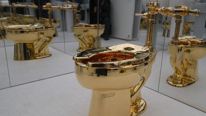 Aukční dům Sotheby's vydražil zlatý záchod od italského umělce Maurizia Cattelana s názvem Amerika za 12,1 milionu dolarů.
