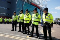 Policie vyšetřuje "fiasko" na stadionu Manchester United. Atrapa bomby byla velmi věrohodná