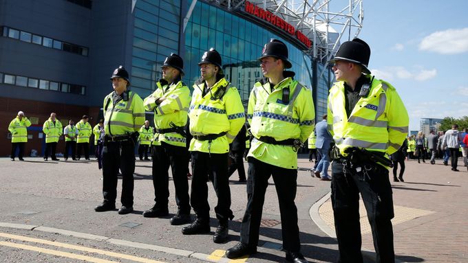 Stadion Old Trafford, který má kapacitu pro téměř 75 tisíc diváků, musel být v neděli evakuován.