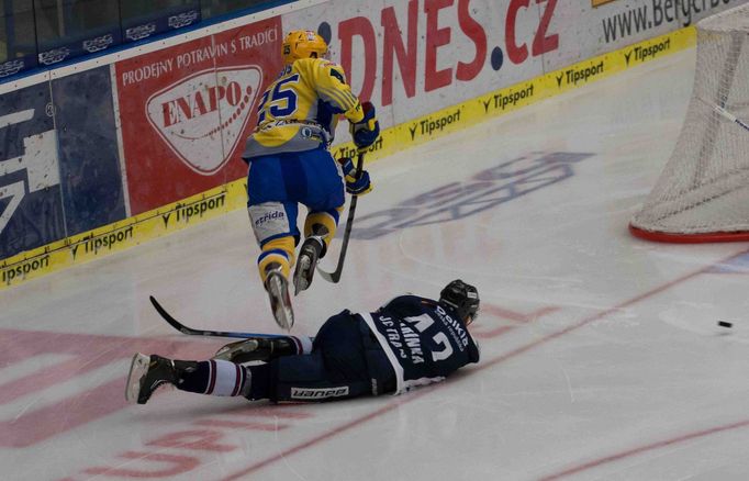 Michal Barinka padl pod nohy Pavla Kubiše.